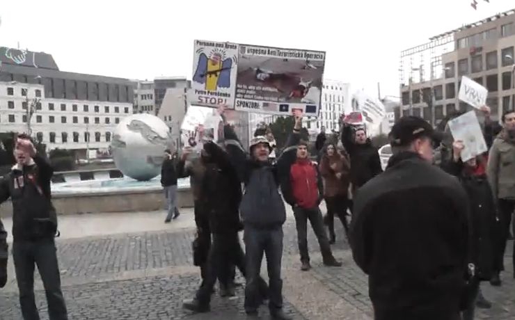 <p>На выходе из здания, где проходила встреча между Порошенко с президентом Словакии, собрались местные жители, которые держали в руках плакаты с надписью: «Спасите Донбасс от украинской армии!» и флаги Новороссии</p>