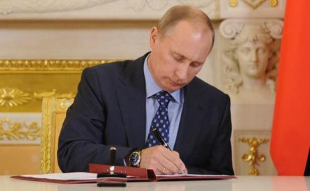 <p>Президент России Владимир Путин подписал закон, вводящий запрет на иностранное финансирование российских политических партий.  </p>
