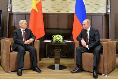 <p>Президент России Владимир Путин по итогам переговоров с генеральным секретарем ЦК Компартии Вьетнама Нгуен Фу Чонгом сообщил, что Россия и Вьетнам планируют к 2020 году увеличить объем взаимной торговли до 10 миллиардов долларов.</p>