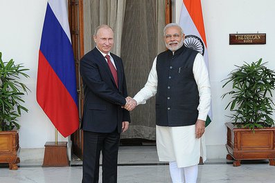<p>Глава «Росатома» Сергей Кириенко заявил, что Россия и Индия договорились о строительстве не менее 12 энергоблоков, то есть не менее двух АЭС, в течение двадцати лет.</p>
