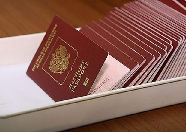 <p>Начальник УФМС России по Республике Крым Петр Ярош сообщил, что выдача паспортов жителям полуострова полностью завершена.</p>