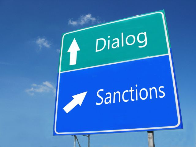 <p>Санкции Вашингтона коснулись 24 граждан России и Украины, Канада ввела санкции против 20 человек.</p>
