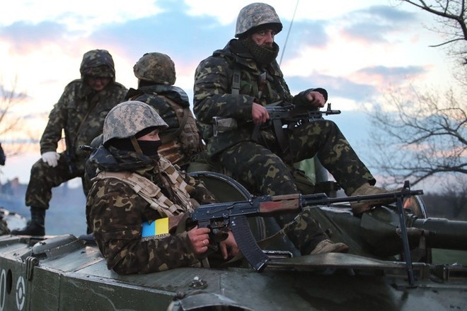 <p>Украинский президент Петр Порошенко заявил, что ежедневно экономика Украины теряет 6,3 миллиона долларов, направляемых на финансирование операции на востоке страны.</p>