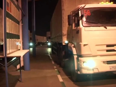 <p>После прохождения таможенных процедур одна колонна из 90 грузовых автомобилей отправилась в Луганск, вторая, из такого же количества машин, - в Донецк.</p>