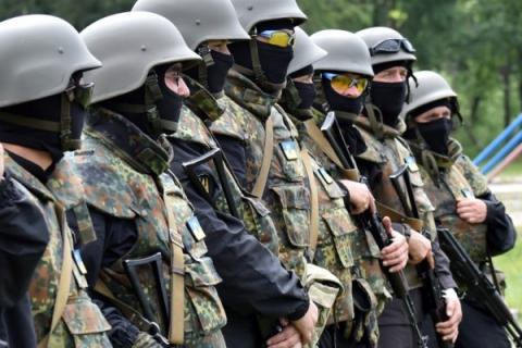 <p>В Интернете опубликована запись с видеорегистратора, на которой видно, как бойцы карательного батальона «Айдар» расправились с людьми, попытавшимися объехать колонну карателей, движущуюся в Киев.</p>