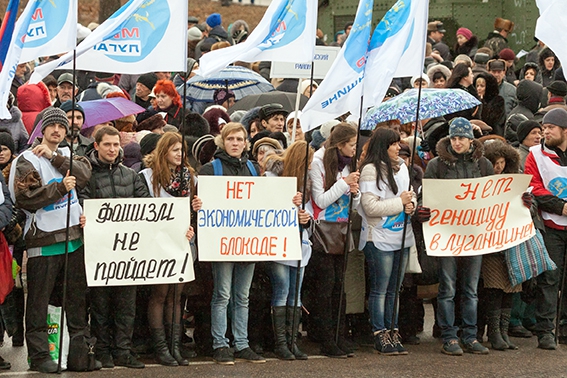 <p>Сегодня в центре Луганска прошла акция протеста против экономической и финансовой блокады Донбасса, в которой приняли участие более двух тысяч студентов, работников бюджетной сферы и пенсионеров.</p>