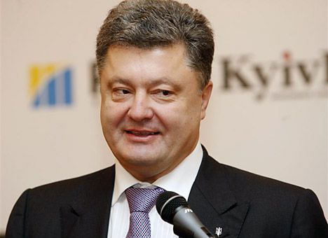 <p>Украинский президент Петр Порошенко заявил, что Украина испытывает дефицит кадров и вынуждена будет покрывать его, приглашая на высокие административные должности квалифицированных специалистов из-за рубежа.</p>
