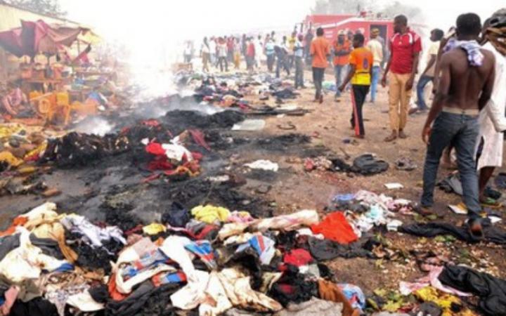 <p>Сегодня днем на оживленном рынке города Майдугури на северо-востоке Нигерии произошел террористический акт, совершенный ребенком. Взрывное устройство привела в действие девочка-смертница, которой было примерно 10 лет.</p>