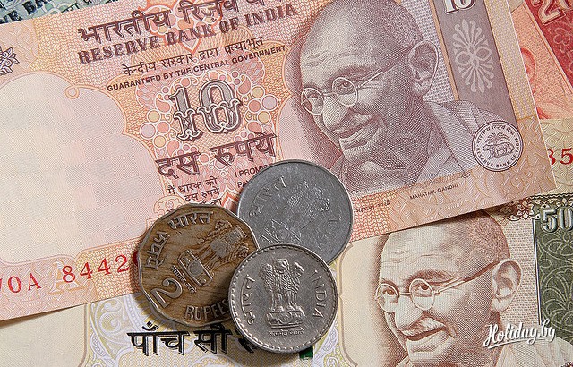 <p>В министерстве промышленности и торговли Индии изучается предложение о переходе в расчетах с Россией с долларов на рупии.</p>