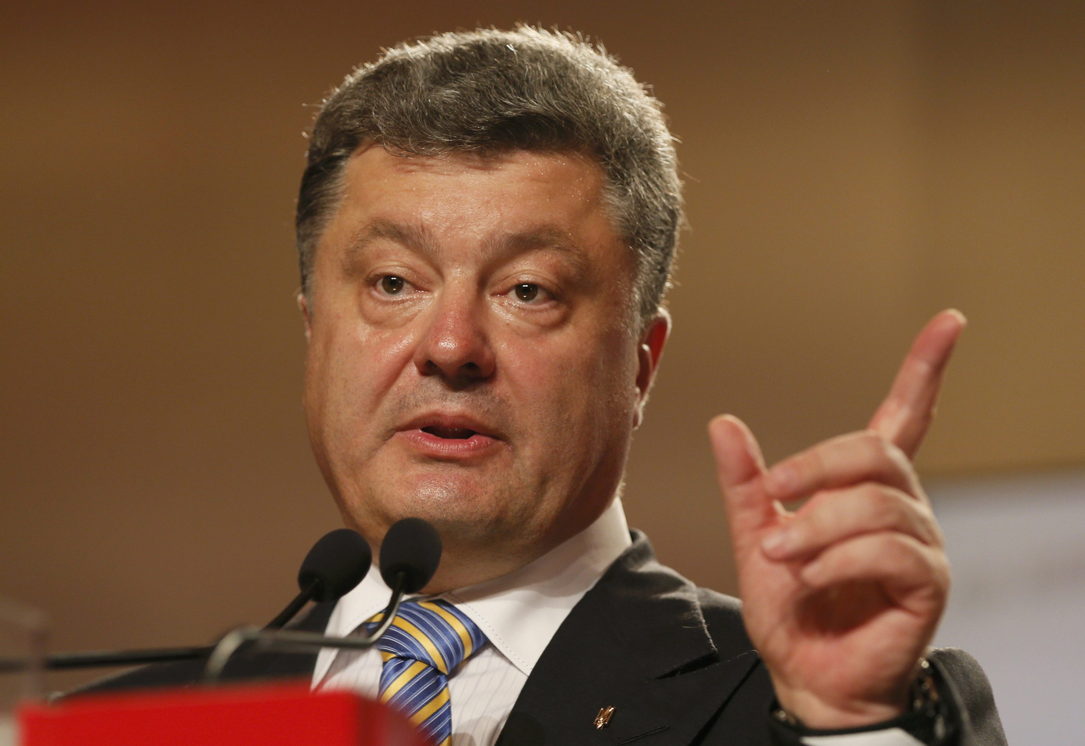 <p>Украинский президент Петр Порошенко, выступая во время акции в память о погибших под Волновахой пассажирах автобуса, заявил, что Киев вернет контроль над Донбассом.</p>