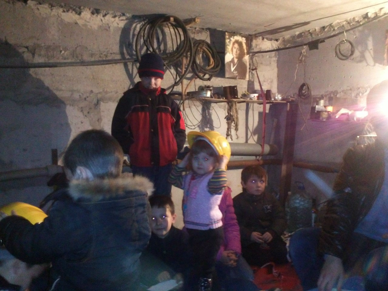 Дети донбасса в подвале. Донбас в подвалах Донбасс дети. Донбас врйна дети в подвале.