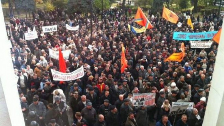 <p>В украинской столице сегодня проходят сразу три митинга. Люди требуют отставок премьер-министра, мэра Киева и прокуроров.</p>