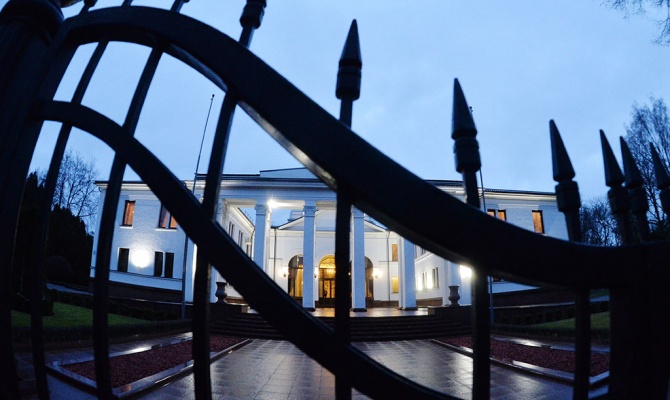 <p>В Минске за закрытыми дверями в здании «Дипсервис Холл» проходит встреча участников переговоров Контактной группы по урегулированию ситуации на Украине, сообщает ТАСС.</p>