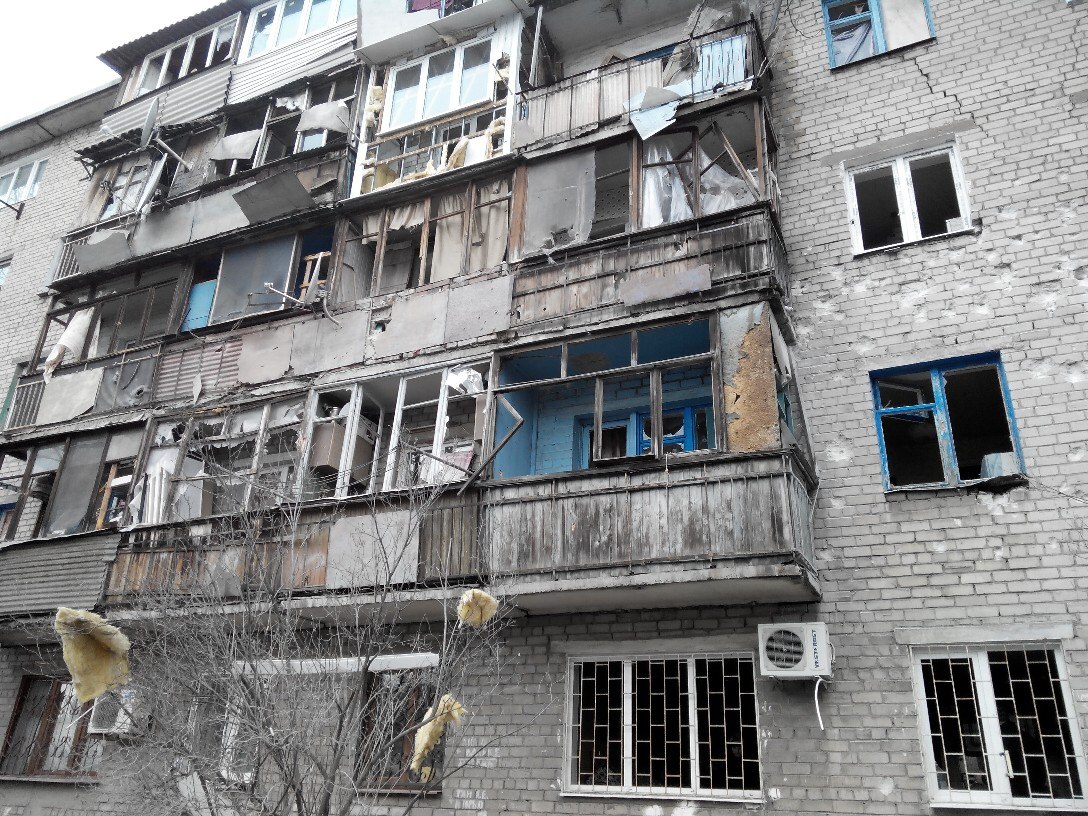 <p>Весь день украинские каратели вели массированный обстрел населенных пунктов Донбасса. В Донецке, где по-прежнему слышны залпы тяжелых орудий, из-за отсутствия электро- и водоснабжения не работают 36 котельных. В городе около трех градусов тепла, но большинство жителей остаются в холодных подвалах.</p>