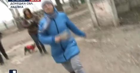 <p>Журналисты телеканала «112 Украина» снимали репортаж в обстрелянной Авдеевке, когда столкнулись с негодованием и возмущением местных жителей.</p>