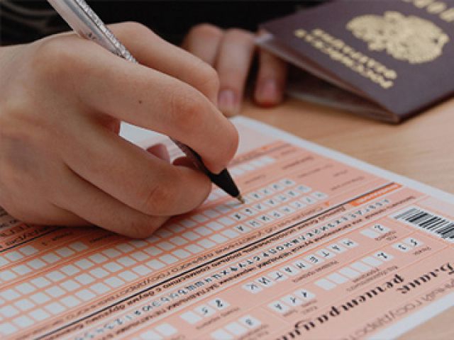 <p>В субботу около семисот человек в тридцати регионах России сдают единые государственные экзамены по русскому языку и географии, сообщает ТАСС.</p>

<p> </p>
