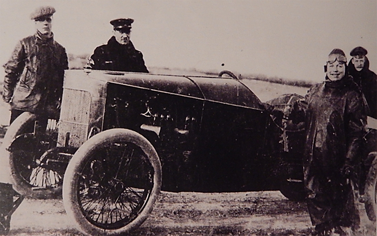 <p>Первый же официальный рекорд скорости в нашей стране был установлен графом А. Мордвиновым 24 мая 1909 года. Его «Опель» промчался версту за 29,9 сек.</p>