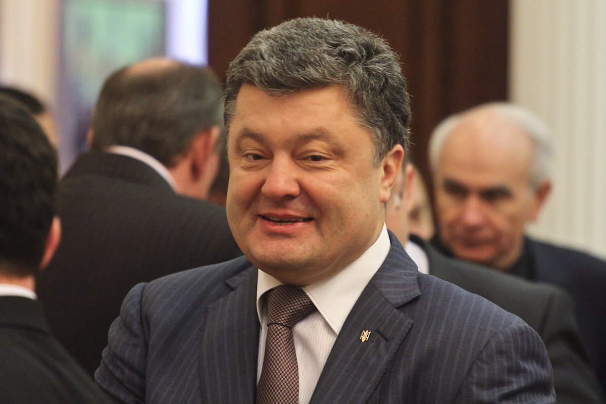 <p>Украинский президент Петр Порошенко заявил, что в ходе выставки вооружений IDEX-2015 Киев заключил около двадцати контрактов на поставку вооружений.</p>