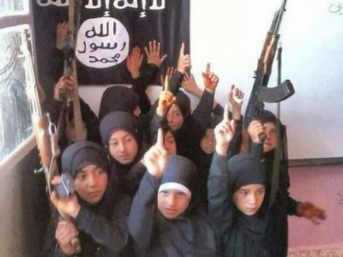 <p>С начала года в Сирии боевиками террористической группировки «Исламское государство» были завербованы не менее четырехсот детей. </p>