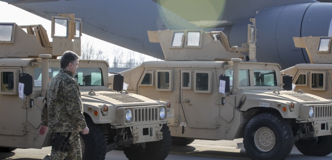 <p>Украинский президент Петр Порошенко встретил первые десять американских военных вездеходов HMMWV (Humvee). </p>