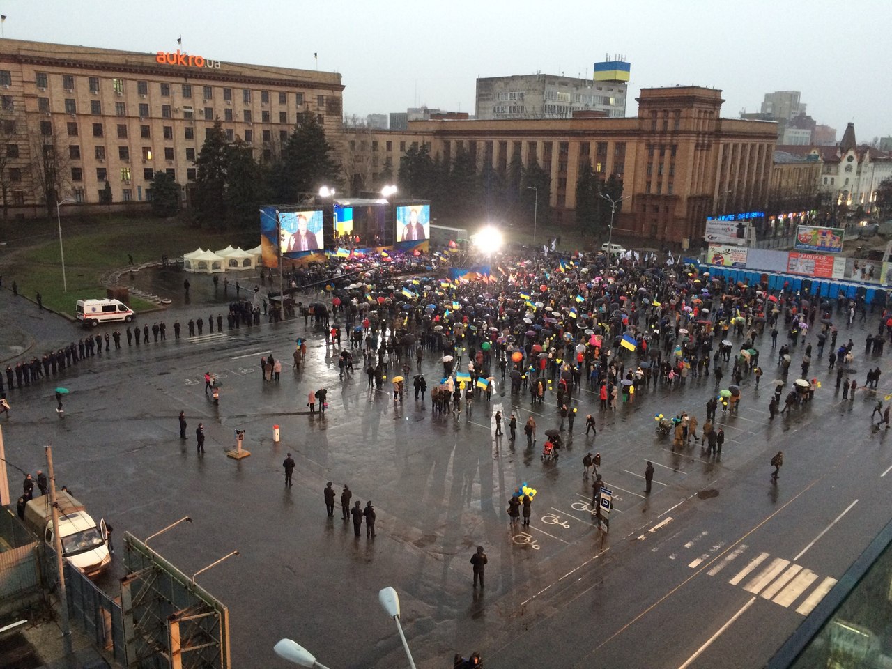 <p>В Днепропетровске проходит так называемый «митинг единства», собравший на центральной площади города около семисот человек. Ожидается, что перед собравшимися выступит бывший губернатор Днепропетровской области, олигарх Игорь Коломойский. </p>