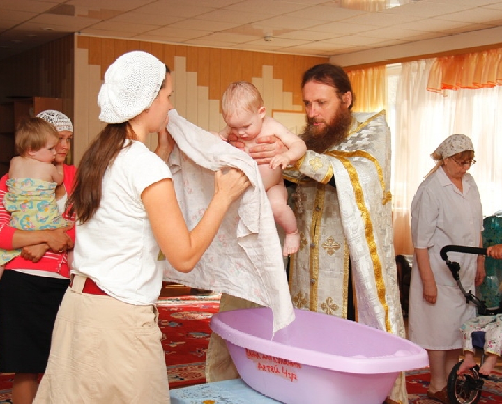 Малыши из екатеринбургского специализированного дома ребенка в этом месяце приняли Крещение