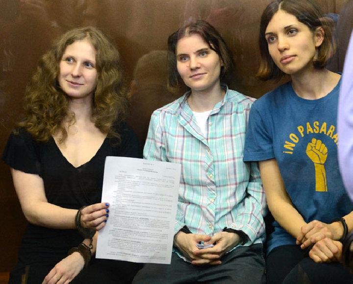 Российская православная церковь просит суд учесть раскаяние участниц панк-группы Pussy Riot, если оно прозвучит. 