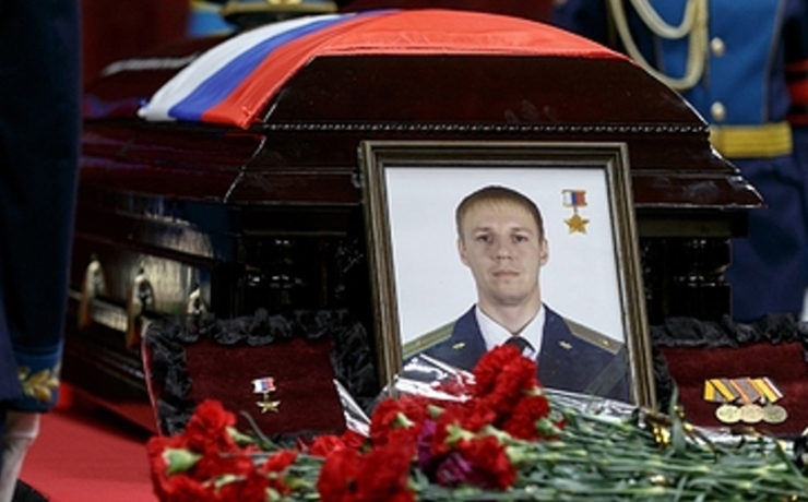 <p>Одна из улиц Владивостока теперь будет носить имя майора Романа Филипова, героически погибшего в Сирии российского летчика. Изменения в топонимике города обнародовано в мэрии.</p>