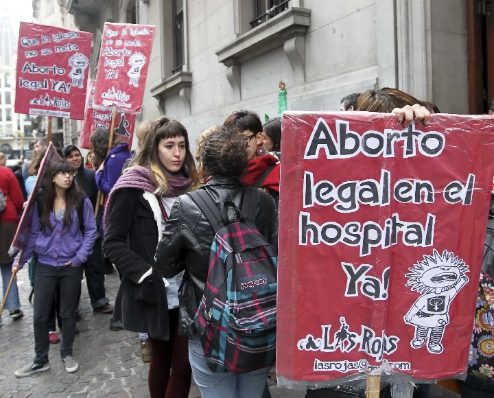 Поборники абортов и антиклерикальные левые попытались напасть на собор в Буэнос-Айресе