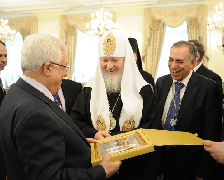 Глава ПНА вручил Патриарху высшую награду Палестины - 
