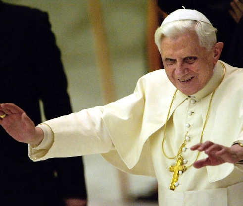 Ватикан пригрозил судебным преследованием итальянскому журналисту Джанлуиджи Нуцци, автору раскрывающей тайны Святого престола книги 