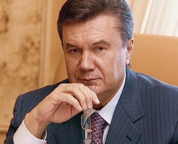 Янукович, в качестве ответного дара, передал монастырю драгоценную церковную утварь.