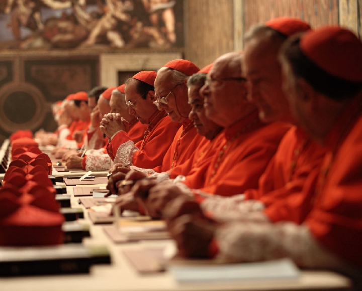Из опасений разглашения имени нового Папы во время конклава кардиналов лишат связи с внешним миром.