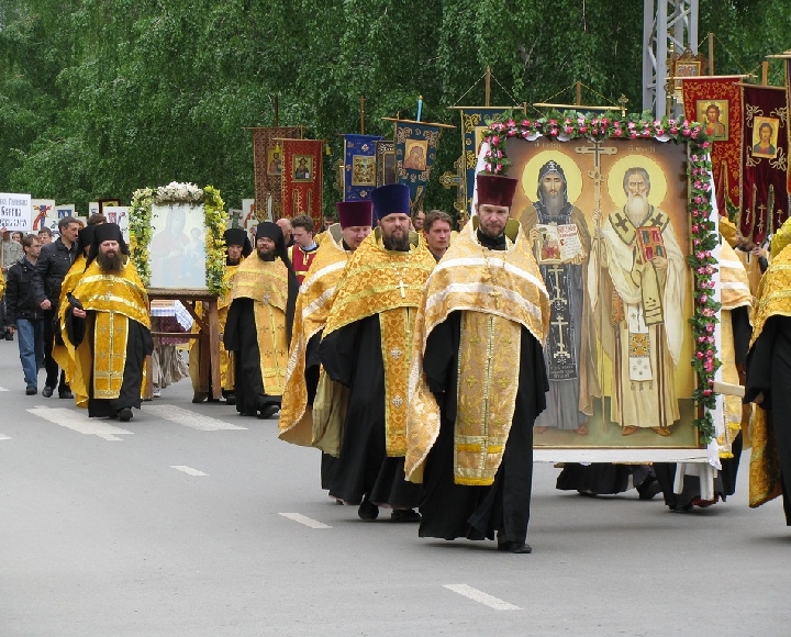Патриархи совершили Божественную литургию и прошли крестным ходом по улицам Москвы.
