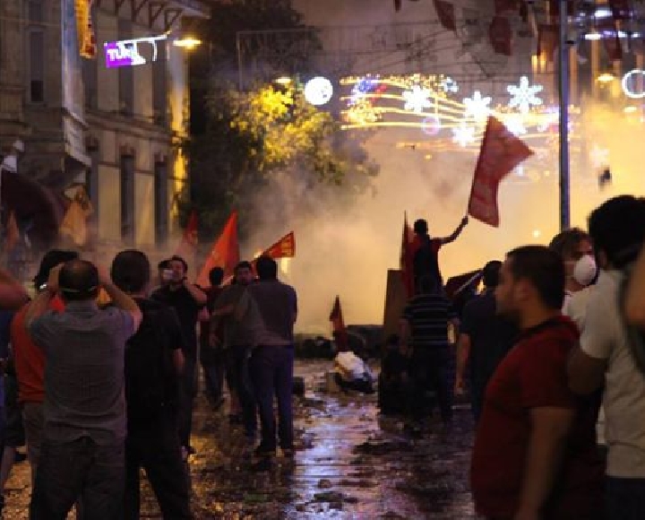 Беспорядки в турции. Стамбул волнения 2012г. Полиция Турции Стамбул и кот.