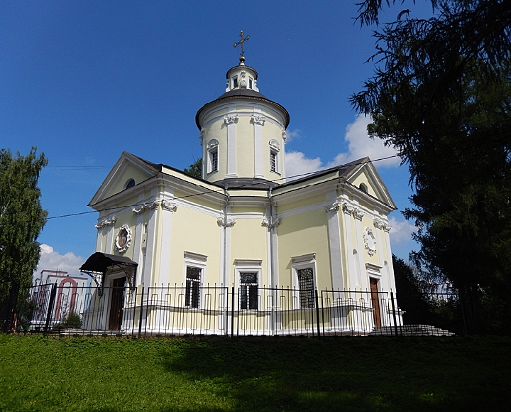 От голицынского строительного периода до наших дней сохранилась только Рождественская церковь.