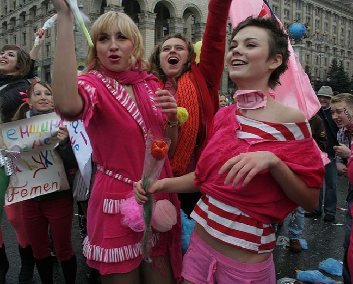 Ранее одна из активисток Femen Александра Шевченко заявила, что движение приняло решение свернуть деятельность на территории Украины