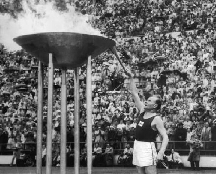 Накануне Олимпийский огонь был передан оргкомитету «Сочи-2014». 