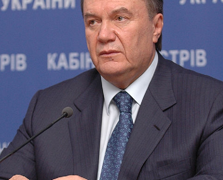 По словам Януковича, служить должны те люди, для которых это представляет профессиональный интерес