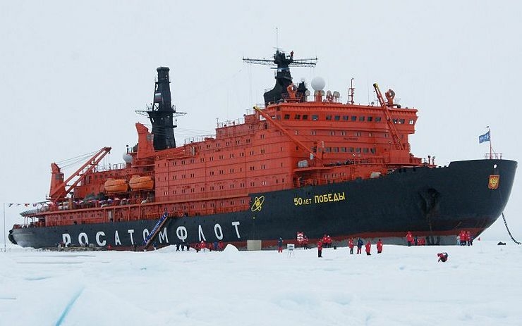 
Олимпийский огонь побывал на Северном полюсе впервые 

