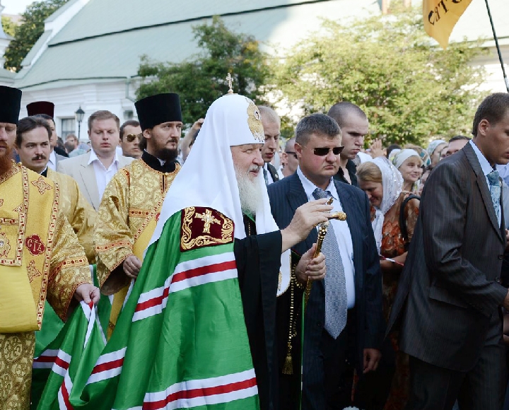 Богослужение возглавили патриарх Кирилл и предстоятель Украинской православной церкви митрополит Владимир.
